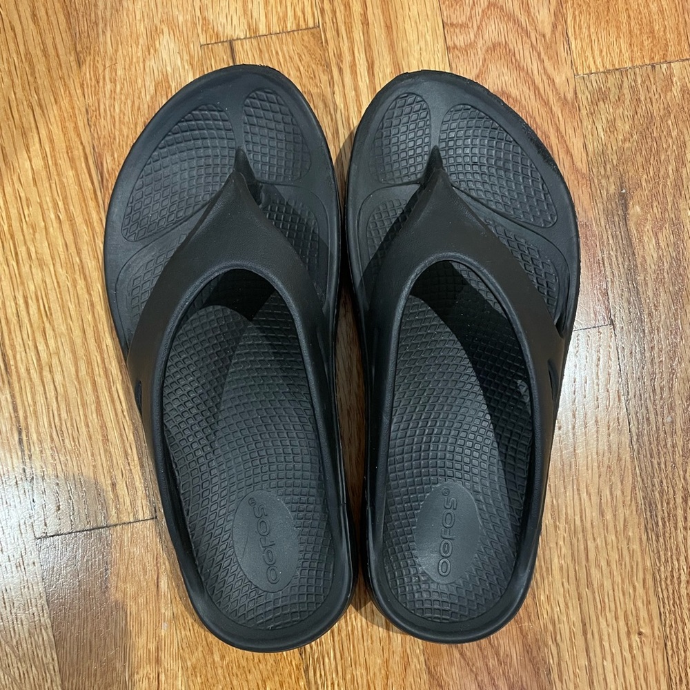 Black Oofos Size 7. I need one size bigger! Great condition. Small scuff.